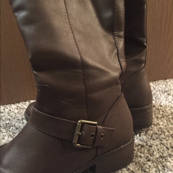 Kohl's Brown Boots 🍁 - Picture 4 of 7